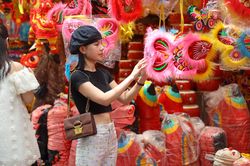 Phố Hàng Mã rực rỡ trước thềm Tết Trung thu, tràn ngập người trẻ check-in