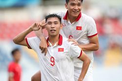 HLV Hoàng Anh Tuấn: 'Các cầu thủ còn trẻ nên mắc lỗi là bình thường'