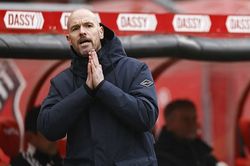 HLV Erik ten Hag đòi penalty, chỉ ra lý do Man United thua Tottenham