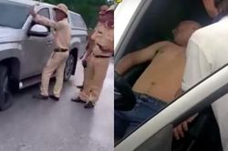 Tài xế lái ô tô đâm đổ cây, lao lên dải phân cách, rồi khóa cửa xe ngủ say