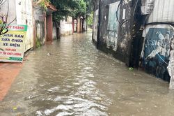 Hà Nội nhiều nơi ngập sâu do mưa to xối xả