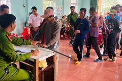 Gia Lai: Tiếp nhận 53 khẩu súng từ chương trình 'đổi gạo lấy vũ khí' ở xã Hà Ra