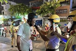 CSGT TPHCM phạt nhiều trường hợp vi phạm nồng độ cồn vào tối cuối tuần