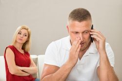 Khen chồng tài giỏi để khỏi bị chê là đàn bà não ngắn