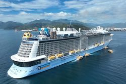 Tàu Spectrum of the Seas – Siêu phẩm xa hoa trên biển vào vịnh Nha Trang