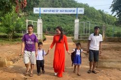 Học sinh lớp 1 vùng cao Quảng Trị hân hoan trong ngày tựu trường