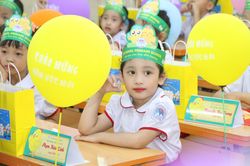 Muôn vẻ biểu cảm của trẻ lớp 1 khi lần đầu tới nhận lớp nhận cô
