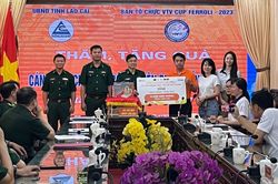 Ban tổ chức Giải bóng chuyền nữ quốc tế năm 2023 tặng quà BĐBP tỉnh Lào Cai
