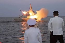 Ông Kim Jong Un giám sát vụ phóng tên lửa hành trình trước cuộc tập trận Mỹ - Hàn Quốc