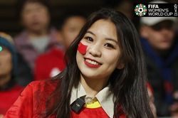 Những fan nữ xinh đẹp hâm nóng các khán đài World Cup nữ 2023