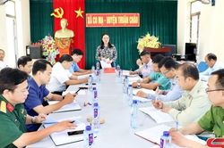 Đồng chí Trưởng ban Tuyên giáo Tỉnh ủy kiểm tra tại một số xã của huyện Thuận Châu