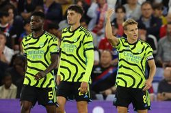 Vòng 2 Ngoại hạng Anh 2023/2024: Arsenal vất vả đánh bại Crystal Palace với 10 người