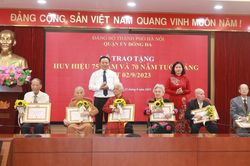 Lãnh đạo TP Hà Nội trao Huy hiệu Đảng cho các đảng viên lão thành