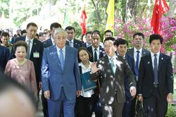 Chủ tịch nước Võ Văn Thưởng và Tổng thống Kazakhstan trải nghiệm làm gốm Chu Đậu