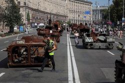 Ukraine trưng bày xe tăng Nga bị phá hủy