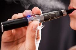 Nam thanh niên nhập viện sau khi sử dụng thuốc lá điện tử