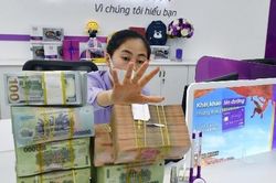 Nên gửi tiết kiệm online hay tại quầy?