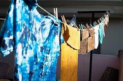 Vì sao phải cho quần áo vào nhà trước khi trời tối?