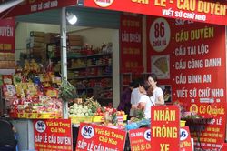 Ngày Thất tịch, giới trẻ đổ xô đi chùa, ăn chè đậu đỏ để 'thoát ế'