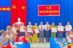 Ban Thường vụ Thị ủy Tịnh Biên trao huy hiệu Đảng đợt 2/9