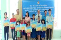 Liên đoàn Lao động huyện Chợ Mới trao học bổng cho học sinh hiếu học