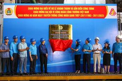 Gắn biển công trình chào mừng đại hội công đoàn các cấp