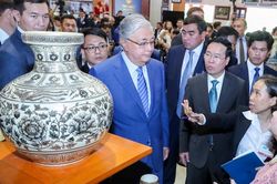 Chủ tịch nước cùng Tổng thống Kazakhstan thăm và trải nghiệm nghề làm Gốm Chu Đậu