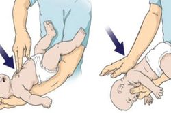 Bé trai 2 tuổi tử vong nghi do bị sặc sữa