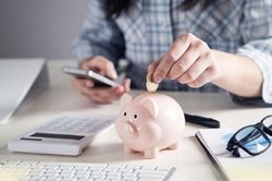 Phải có bao nhiêu tiền mới được gửi tiết kiệm ngân hàng?
