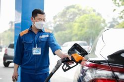 Giá dầu thế giới giảm, vì sao giá xăng trong nước vẫn tăng?