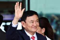 Cựu Thủ tướng Thaksin bị đưa tới nhà tù ngay sau khi về nước