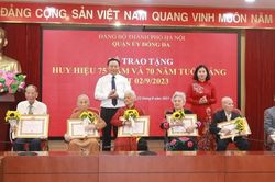 Trao Huy hiệu Đảng tặng 841 đảng viên quận Đống Đa