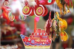 Phố Hàng Mã 'nhuộm đỏ' trước dịp Tết trung thu