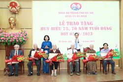 Lãnh đạo Thành phố Hà Nội trao Huy hiệu Đảng tại quận Ba Đình