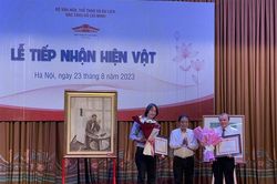 Bảo tàng Hồ Chí Minh tiếp nhận ba tác phẩm tranh của họa sĩ Văn Giáo về Bác Hồ
