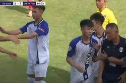 HLV SLNA đánh học trò ngay trên sân nhưng vẫn được cộng đồng mạng lên tiếng ủng hộ