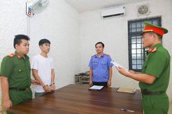 Gã đàn ông đốt chuồng bò của người tình lớn hơn 15 tuổi vì ghen tuông
