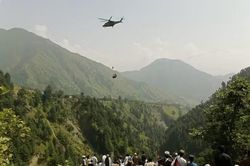 Pakistan dùng trực thăng giải cứu 8 người mắc kẹt trên cáp treo