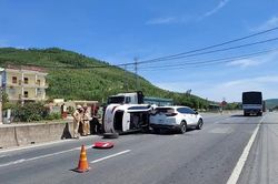 Xế hộp quay 180 độ 'lật nghiêng' trên quốc lộ 1A sau cú va chạm với xe đầu kéo