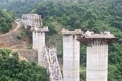 Sập cầu đường sắt ở Ấn Độ, 28 người thương vong