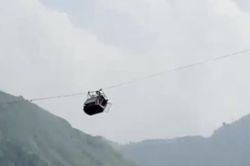 Thót tim xem giải cứu các em nhỏ mắc kẹt giữa trời ở Pakistan