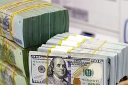 Giá USD ngân hàng bật tăng cao, USD tự do giảm mạnh