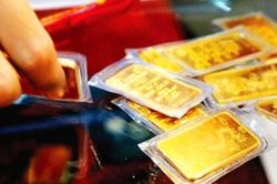 Giá vàng SJC 'đu' theo đà tăng của vàng thế giới