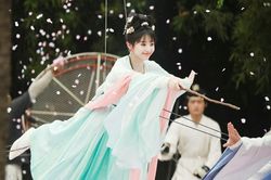 Một tiểu hoa 95 có phim lên sóng, Triệu Lộ Tư phải dè chừng