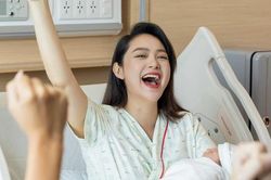 Minh Hằng thông báo đã sinh con trai đầu lòng