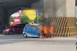 Một ô tô bất ngờ bốc cháy dữ dội trên đường