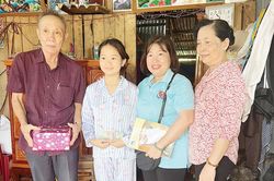 Hỗ trợ học sinh nghèo đến trường