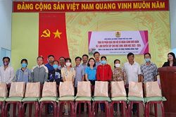 Tặng quà cho người dân và học sinh có hoàn cảnh khó khăn