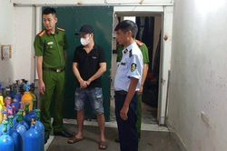 Hà Nội: Đột kích điểm kinh doanh 'khí cười' trái phép nằm sâu trong ngõ nhỏ