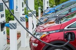Sợ thất thu thuế xăng dầu, nhiều bang ở Mỹ đẩy mạnh áp thuế ôtô điện